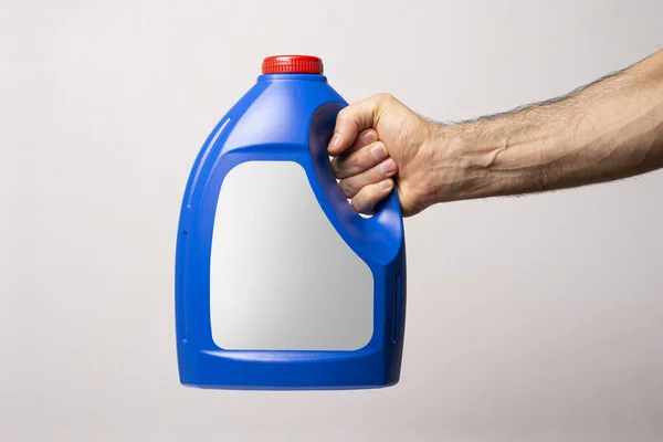 Eine Männliche Hand Hält Eine Blaue Küchenwaschmittelflasche — Stockfoto