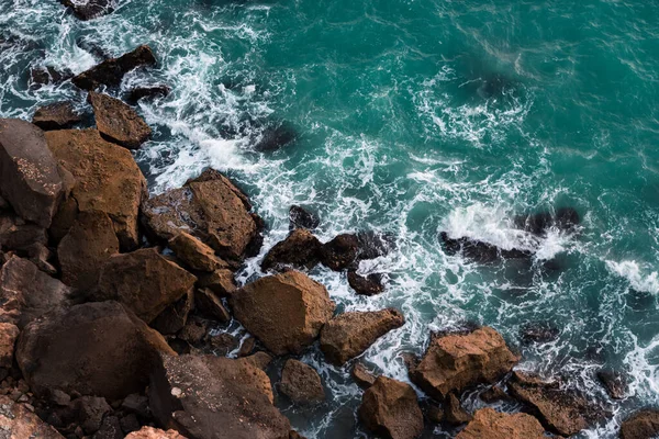 海の波はチャバハルの岩の多い海岸を投げ — ストック写真