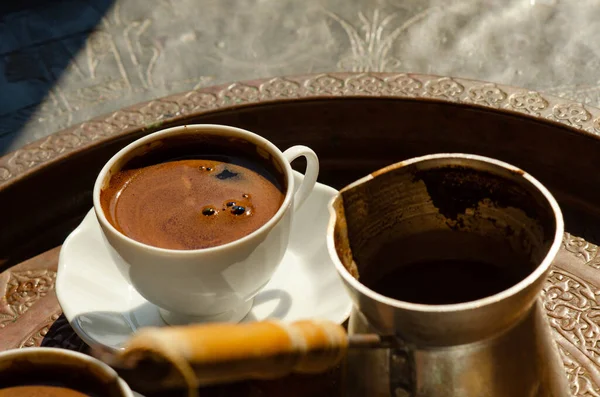 アラビアコーヒーやトルココーヒーの伝統的なトレイ — ストック写真