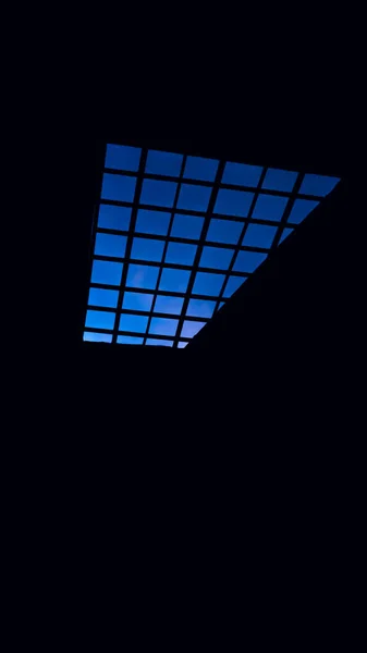 Błękitne Niebo Przez Okno Dachu — Zdjęcie stockowe