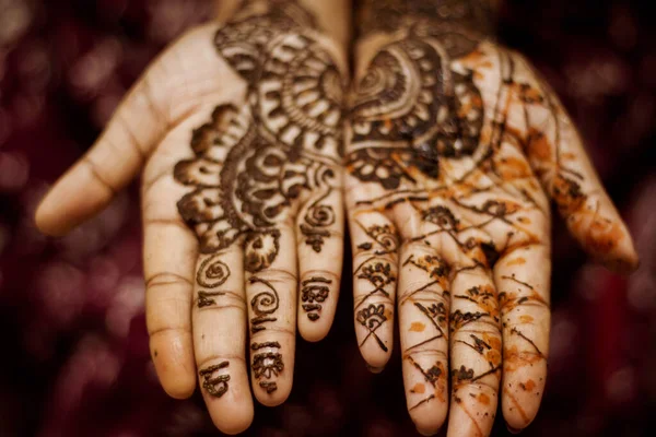 Nahaufnahme Eines Traditionellen Design Henna Tattoos Auf Der Handfläche Einer — Stockfoto