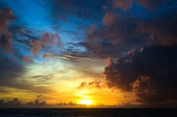 Hermoso Paisaje Puesta Sol Dorada Con Nubes Sobre Mar Tranquilo — Foto de Stock