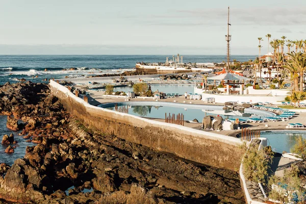 Puerto Cruz Tenerife España 2021 Complejo Vacacional Con Piscinas Cerca — Foto de Stock