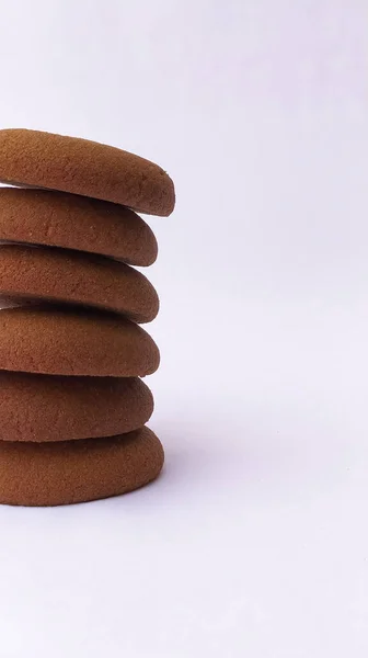 白い背景にチョコレートパフクッキーの塔 — ストック写真