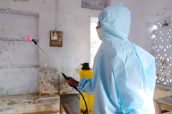 Travailleur Sanitaire Indien Effectuant Désinfection Intérieur Pendant Pandémie Covid — Photo