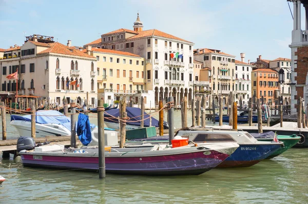 Venice Italië Apr 2016 Geparkeerde Particuliere Boten Een Kanaal Het — Stockfoto