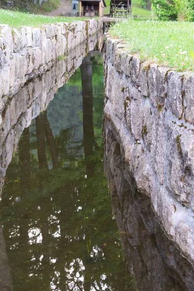 夏の日に放棄された狭い運河の眺め — ストック写真