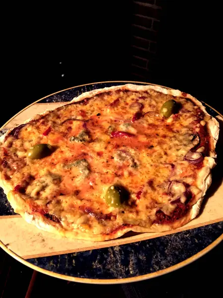 Peynirli Sebzeli Çıtır Bir Pizza — Stok fotoğraf