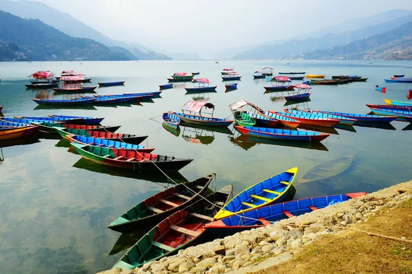Nepal Pokhara Daki Güzel Phewa Gölünün Kıyısındaki Renkli Tekneler — Stok fotoğraf