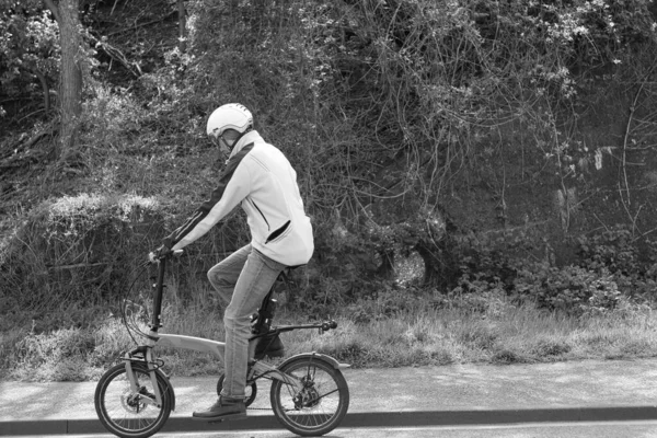 Kln Alemania Abril 2021 Hombre Alto Una Bicicleta Pequeña Usa —  Fotos de Stock