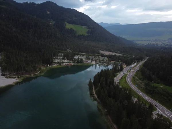 Uma Bela Vista Rio Longo Estrada Cercada Por Árvores — Fotografia de Stock