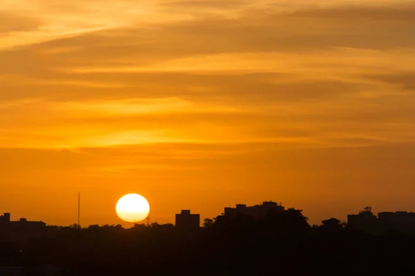 Uma Silhueta Edifícios Uma Área Urbana Contra Grande Sol Redondo — Fotografia de Stock