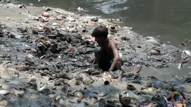 Стоя Колено Сильно Загрязненной Темной Воде Грязном Мусоре Местные Мальчики — стоковое видео