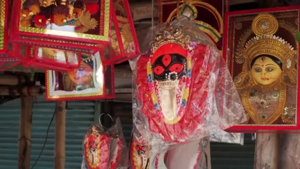 ヒンドゥ教の女神ドゥルガの偶像は ベンガルのドゥルガ祭の際にテルムで作られ ガラスの背景にぶら下がっています — ストック動画
