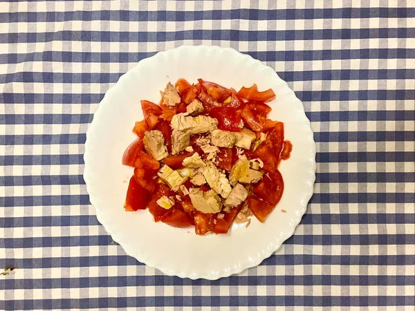 식탁보 토마토와 닭고기가 샐러드의 — 스톡 사진