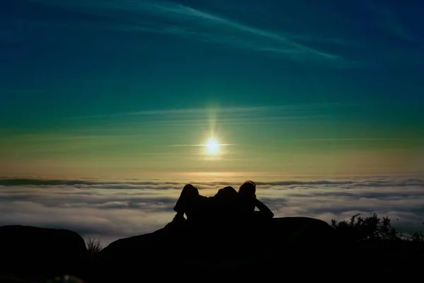 Силуэт Человека Наслаждающегося Восходом Солнца Над Облаками Вершине Горы — стоковое фото
