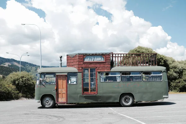 Queenstown Nova Zelândia Janeiro 2010 Ônibus Velho Verde Transformou Uma — Fotografia de Stock