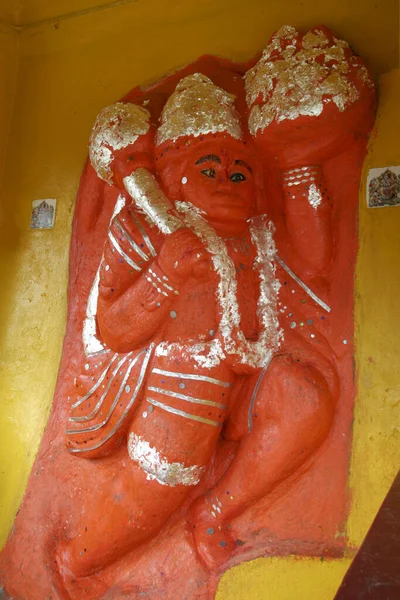 Colpo Verticale Scultura Dipinta Hanuman Gangtok Tenendo Macis Montagna — Foto Stock