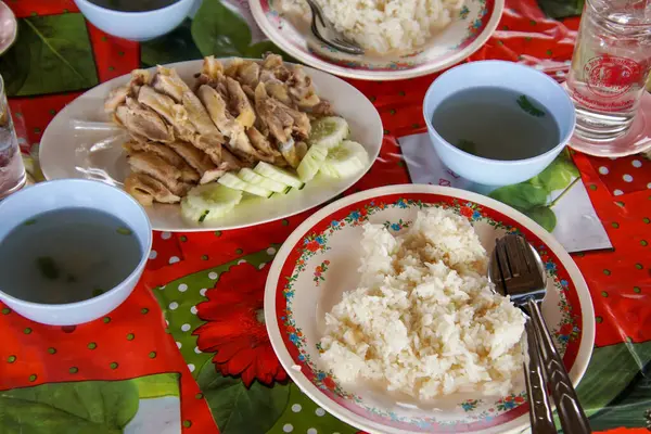 Tiro Ângulo Alto Jantar Com Arroz Legumes Uma Toalha Mesa — Fotografia de Stock