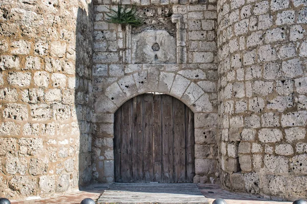 Eine Nahaufnahme Des Hölzernen Eingangs Der Mittelalterlichen Burg Von Portillo — Stockfoto