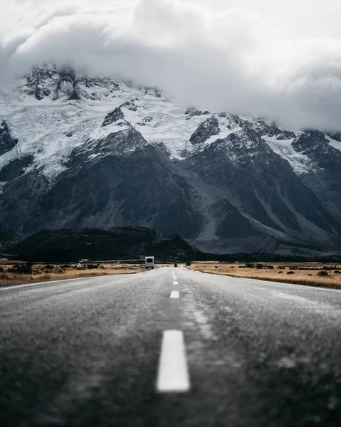 Eine Vertikale Aufnahme Einer Straße Hintergrund Des Schneebedeckten Felsens Mount — Stockfoto