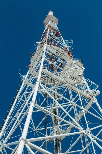 Вертикальный Снимок Львовской Телебашни Голубом Фоне Неба — стоковое фото
