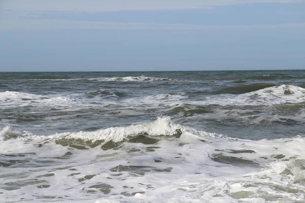 Uma Bela Vista Ondas Mar Salpicando Sob Céu Nublado Dinamarca — Fotografia de Stock