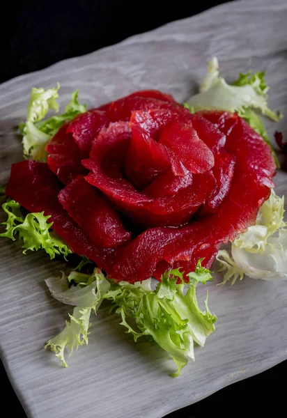 Egy Függőleges Lövés Egy Sashimi Díszített Virág Egy Könnyű Lemez — Stock Fotó