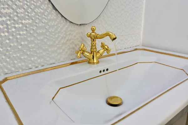 Uma Luxuosa Moderna Banheira Com Acessórios Ouro — Fotografia de Stock
