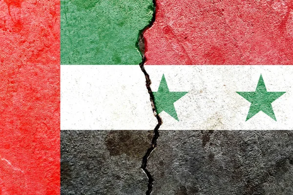 Närbild Flaggorna Förenade Arabemiraten Och Syrien Sprucken Vägg — Stockfoto