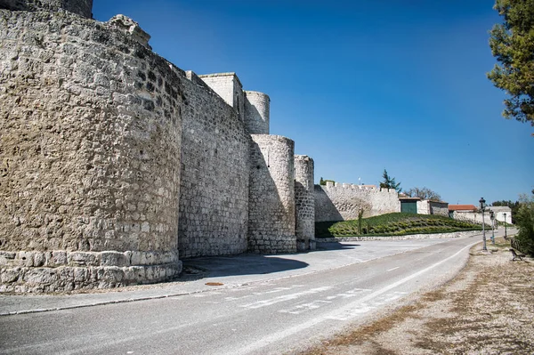 Carretera Bordeando Las Murallas Del Castillo Medieval Del Siglo Portillo — Stock Photo, Image