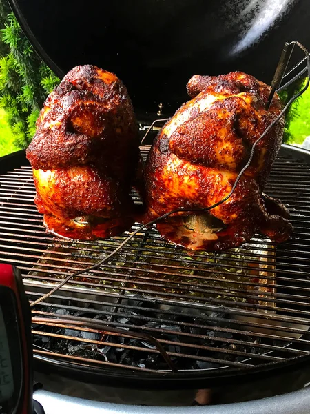 Der Hühnergrill Wird Auf Einem Holzkohlegrill Gegrillt — Stockfoto