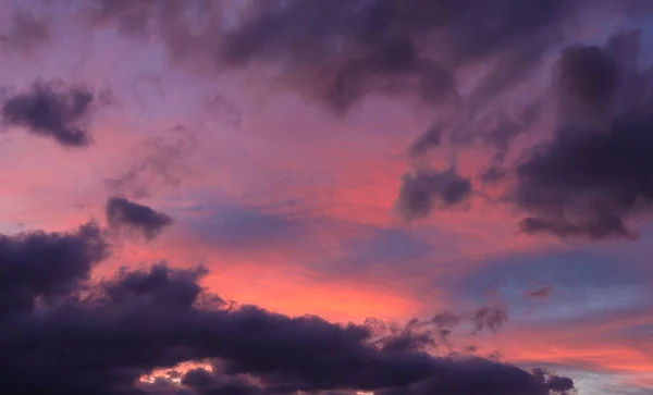 美丽多彩的夕阳西下 天空充满戏剧性 — 图库照片