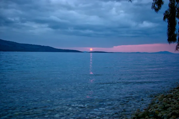Ein Schöner Blick Auf Einen Friedlichen Blauen See Bei Sonnenuntergang — Stockfoto