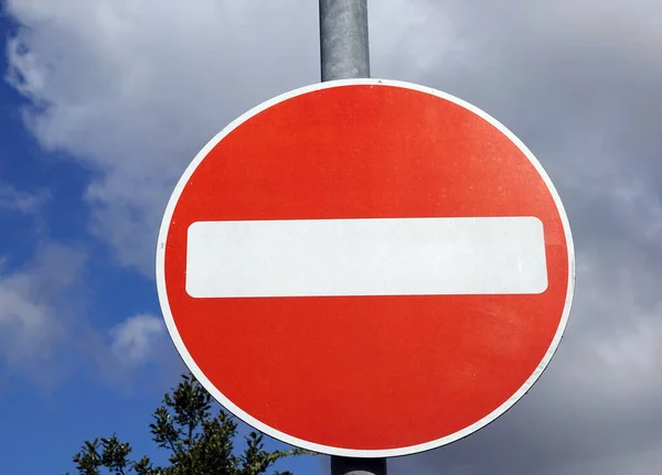 Een Close Van Een Ronde Geen Toegang Bord Straat Met — Stockfoto