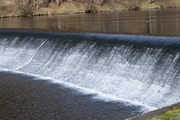 Uma Pequena Barragem Uma Área Industrial — Fotografia de Stock