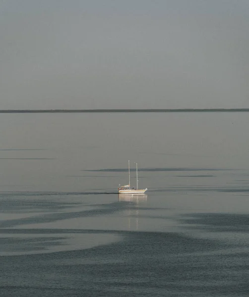 Вертикальний Знімок Самотнього Човна Спокійному Морі Фоні Дощового Неба — стокове фото