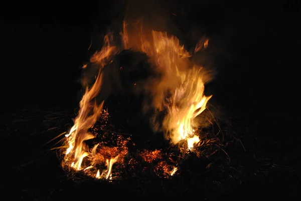 Eine Unheimliche Szenerie Von Flammen Der Nacht — Stockfoto