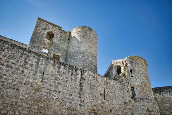 青い空の背景にポルティージョの中世の城のクローズアップショット スペイン — ストック写真