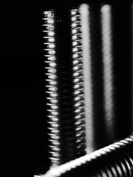 Eine Vertikale Aufnahme Von Schraubgewinden Aus Metall Isoliert Auf Schwarzem — Stockfoto
