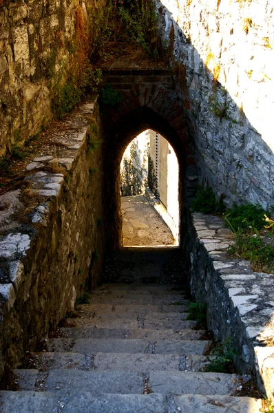 Vieil Escalier Travers Une Arche Dans Une Ancienne Ville Été — Photo