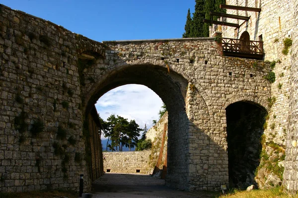 Viejo Arco Una Antigua Ciudad Verano —  Fotos de Stock