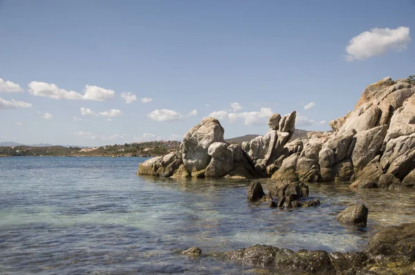 Eine Nahaufnahme Von Einer Küste Mit Großen Felsen Einem Sonnigen — Stockfoto