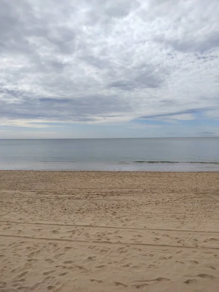 Ślady Stóp Piaszczystej Plaży Pochmurną Pogodę — Zdjęcie stockowe