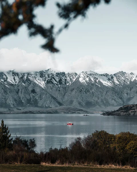 Disparo Vertical Barco Tranquilo Lago Sobre Fondo Rocas Nevadas — Foto de Stock