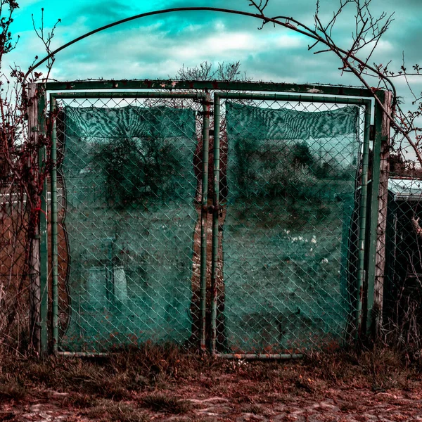 Poartă Veche Garduri Legătură Lanț Într Zonă Abandonată — Fotografie, imagine de stoc