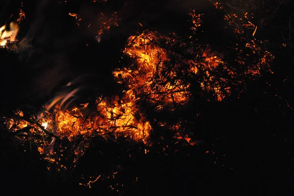 Eine Unheimliche Szenerie Von Flammen Der Nacht — Stockfoto