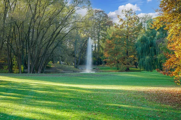 日中はバイエルン州の美しい緑の公園の噴水 — ストック写真