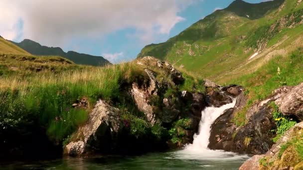 Beau Paysage Avec Une Cascade Dans Les Montagnes — Video