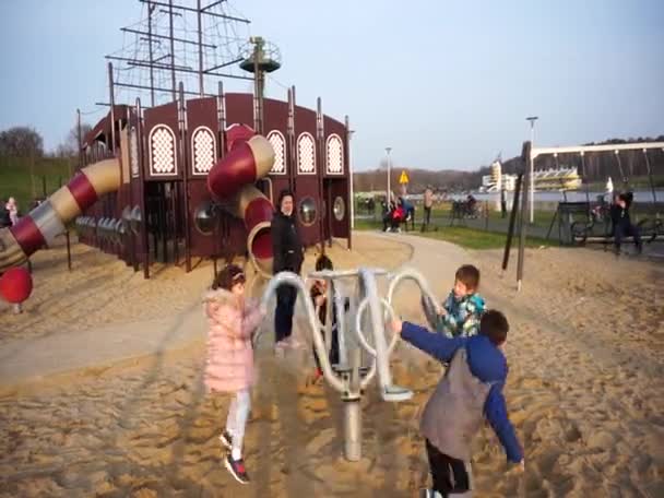 Volwassenen Kinderen Vermaken Zich Een Rotonde Een Speeltuin Het Malta — Stockvideo